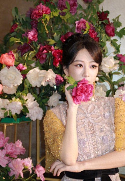 杨紫与牡丹合影