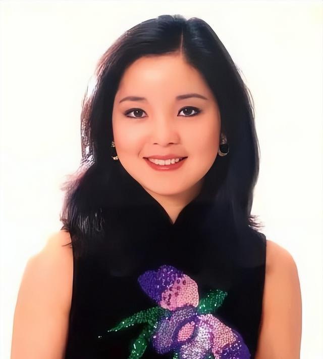 邓丽君演唱照片