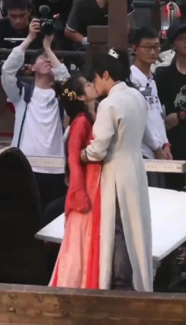 田曦薇《大奉打更人》造型